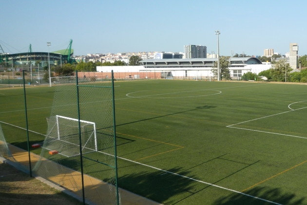 Terrain de football à Lisbonne, Portugal, avec gazon artificiel