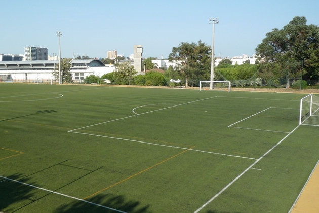 Terrain de football à Lisbonne, Portugal, avec gazon artificiel