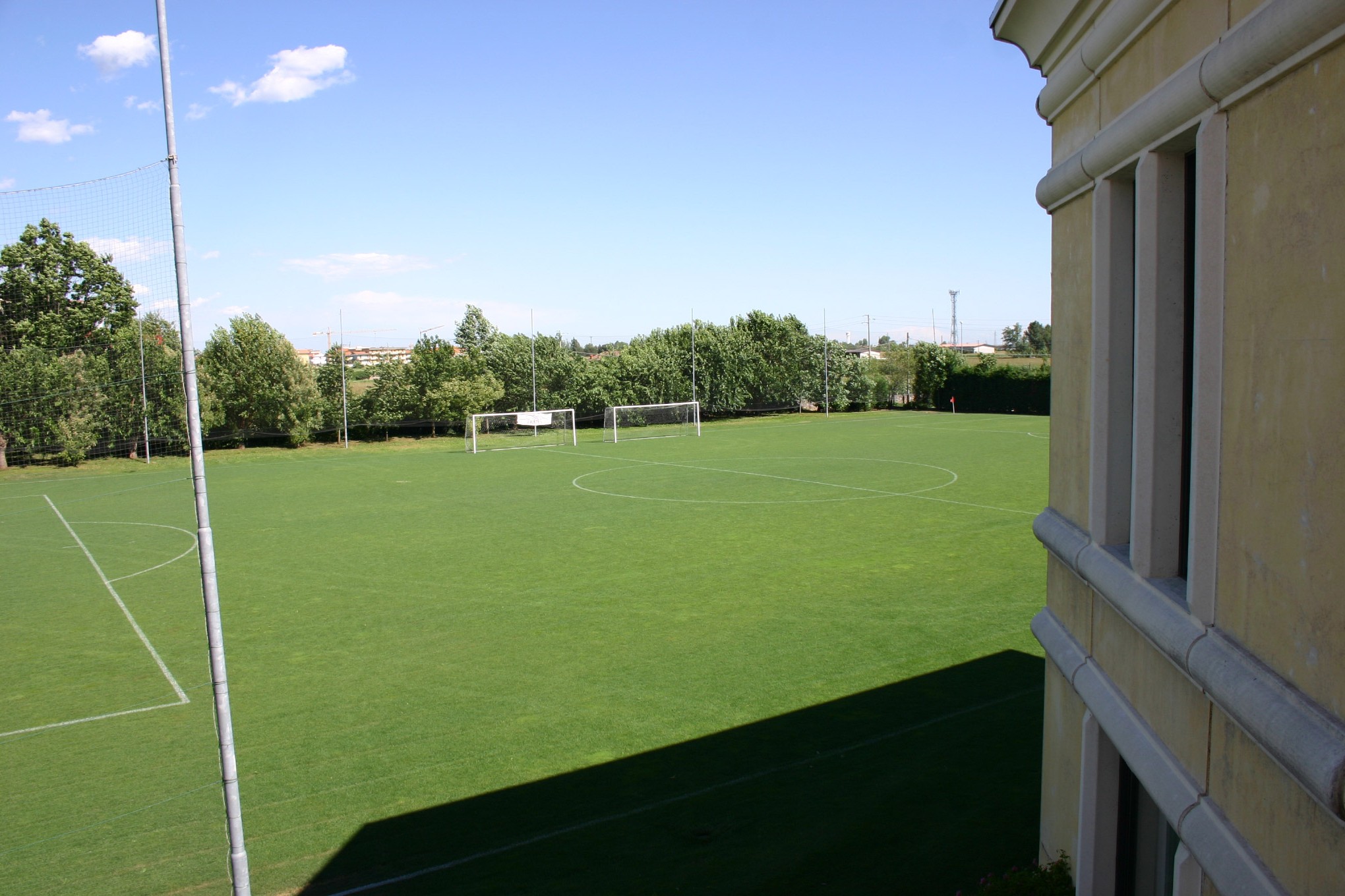 Terrain de football de l'hôtel Touring, Italie, avec gazon naturel