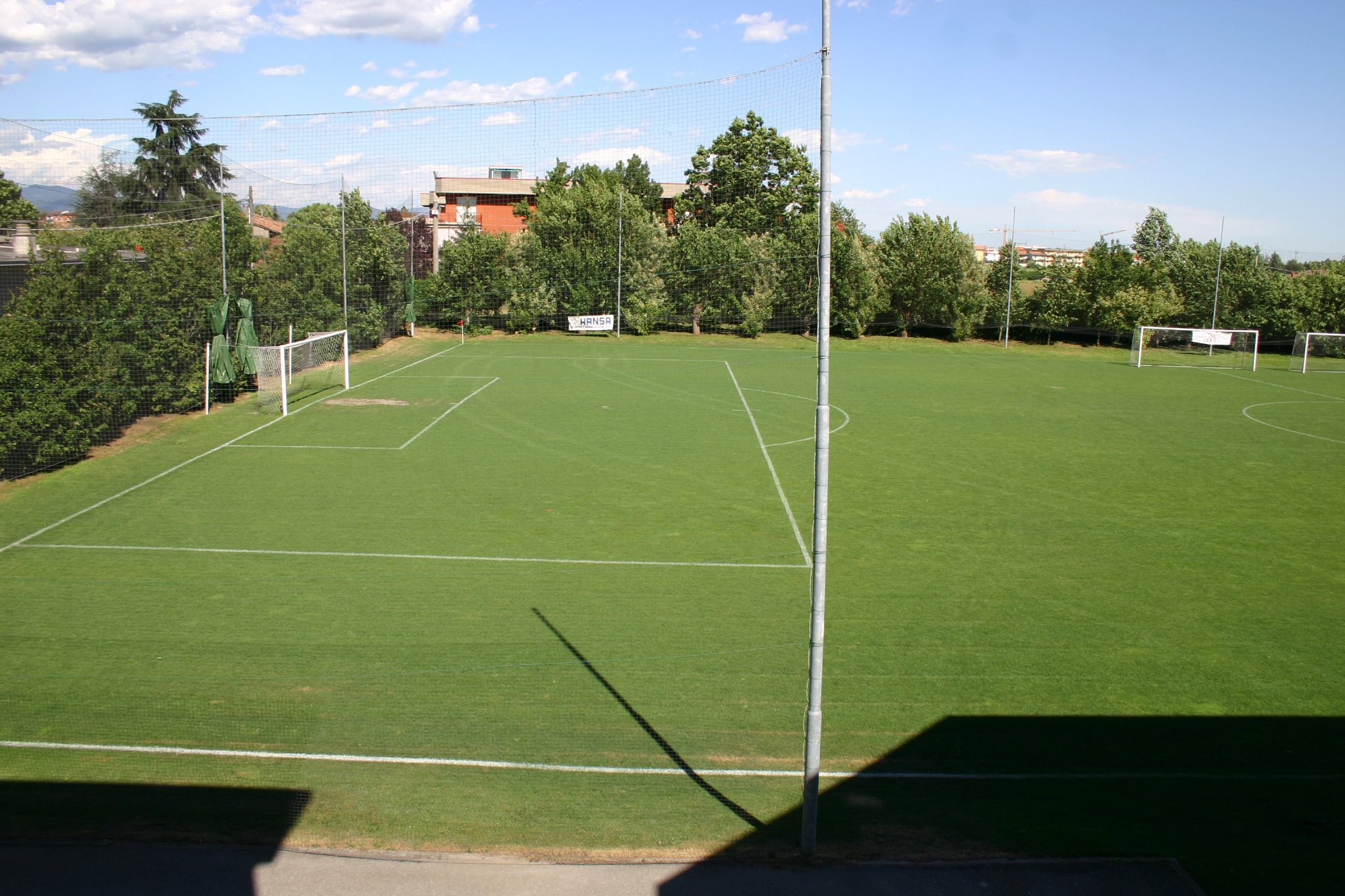 Terrain de football de l'hôtel Touring, Italie, avec gazon naturel