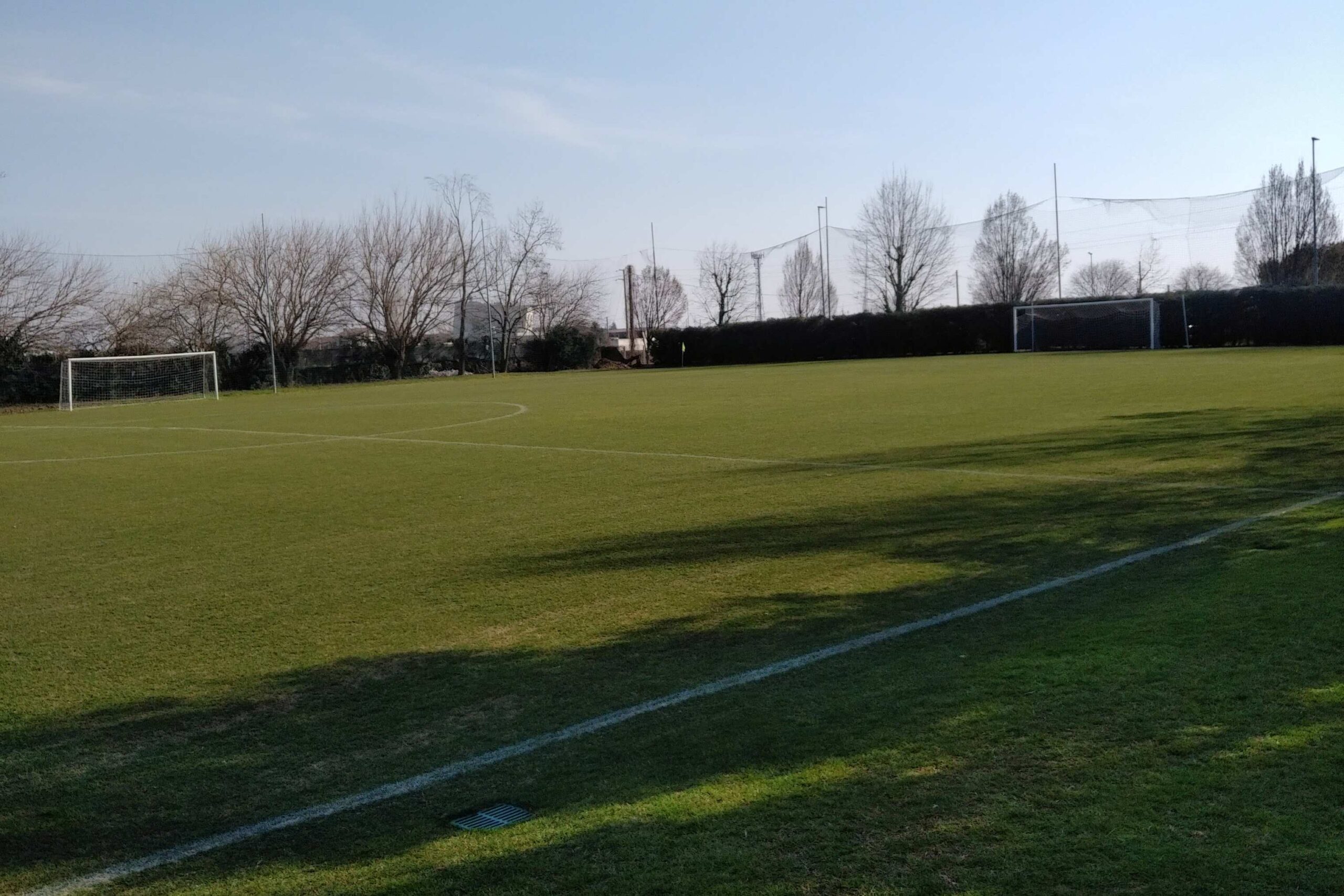 Terrain de football de l'hôtel Touring, Italie, avec gazon naturel