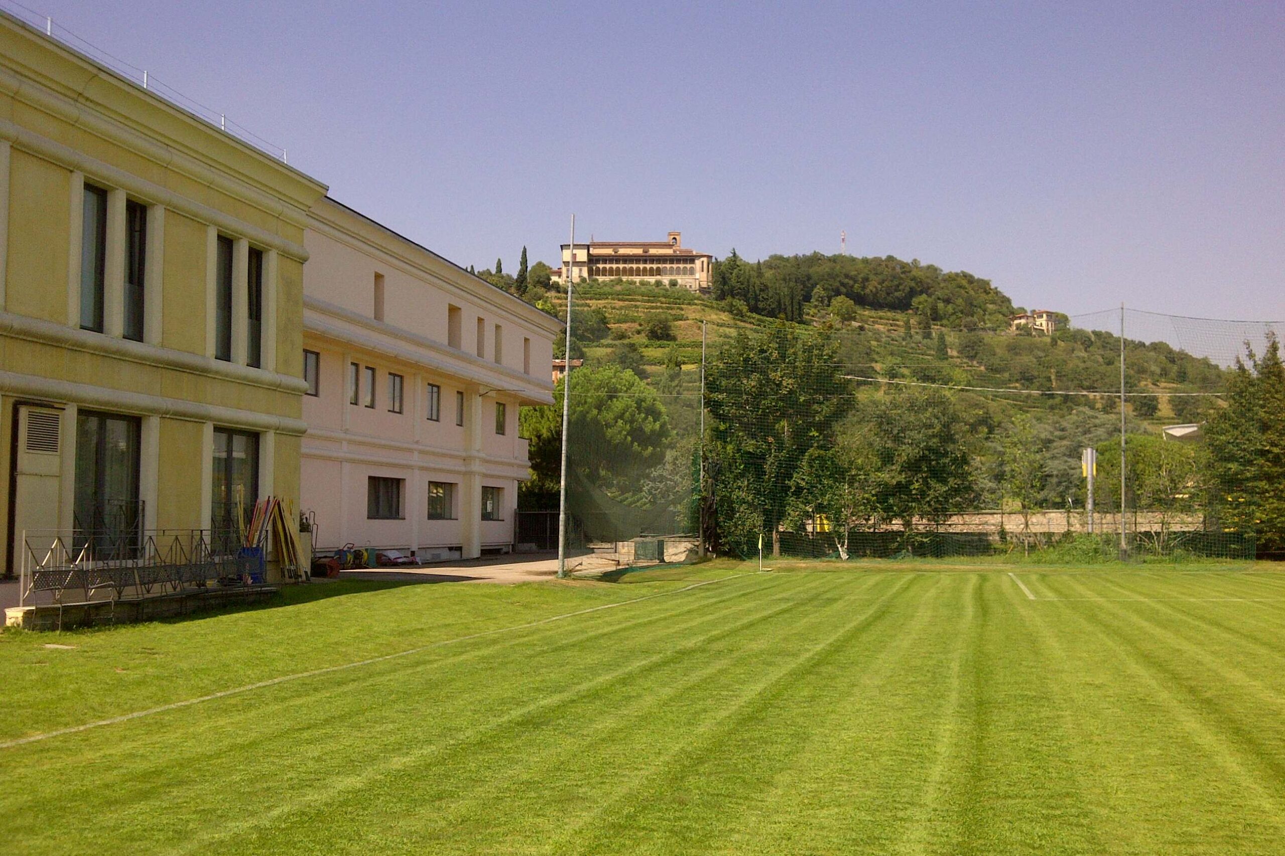 Terrain de football de l'hôtel Touring, Italie, avec gazon naturel