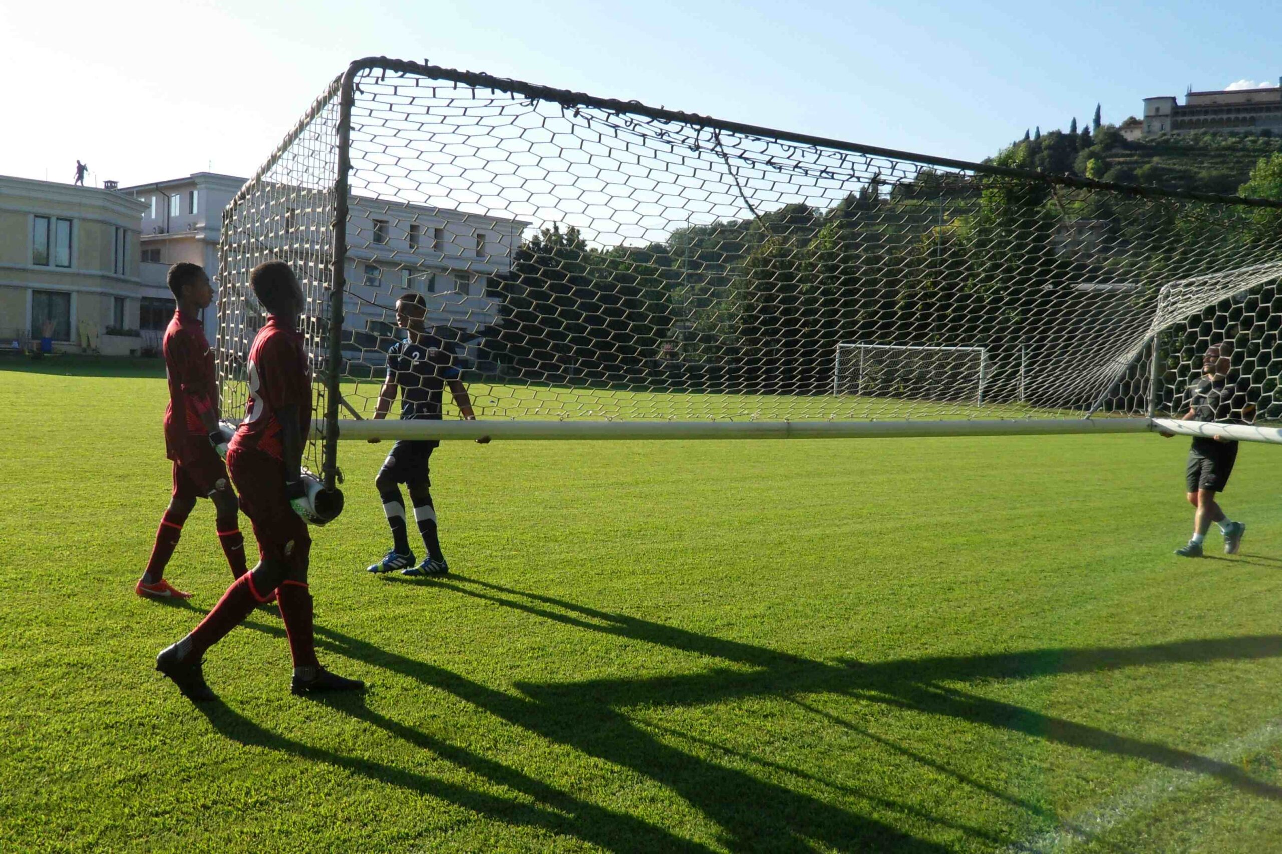 Terrain de football de l'hôtel Touring, Italie, avec gazon naturel