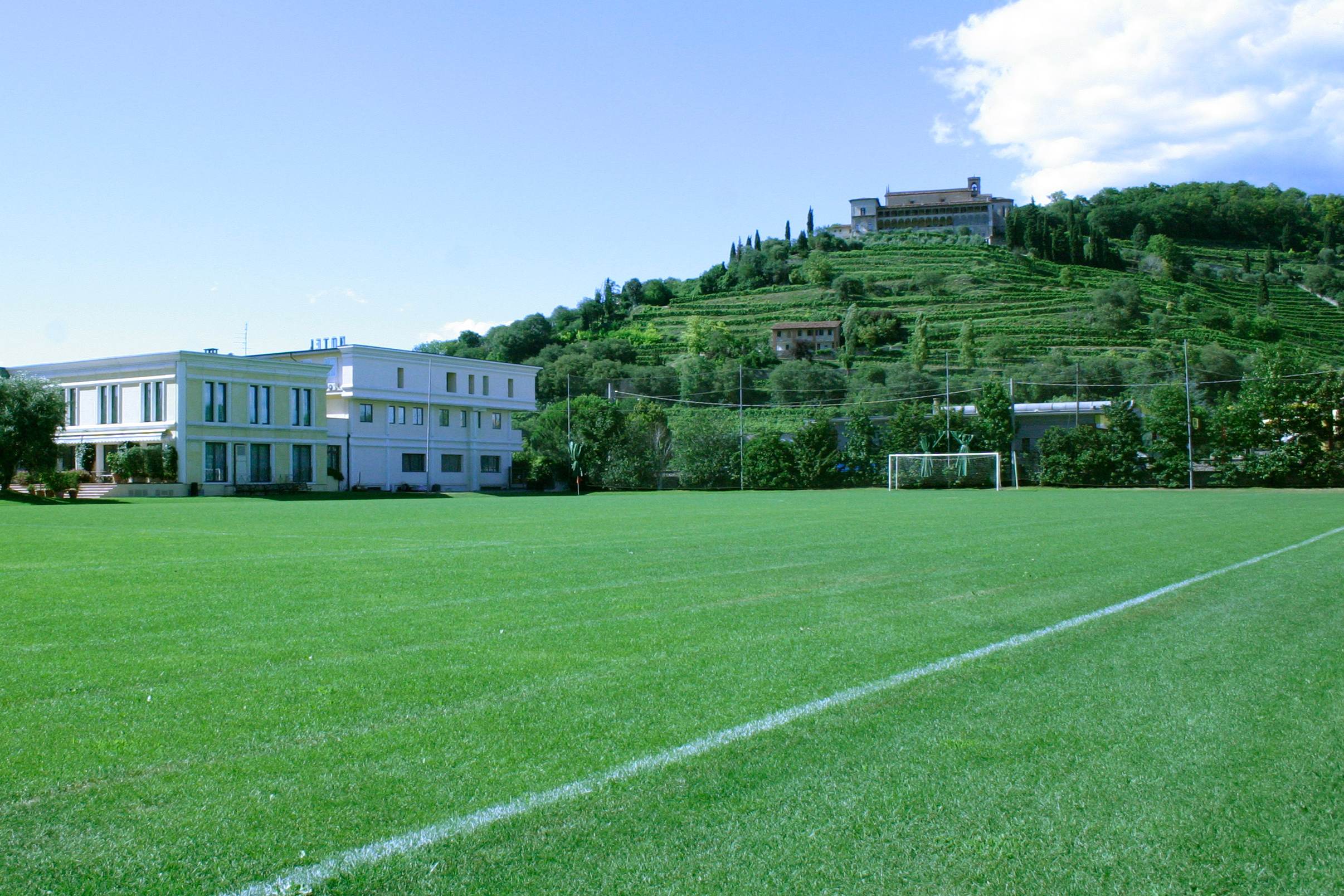 Terrain de football de l'hôtel Touring, Italie, avec gazon naturel