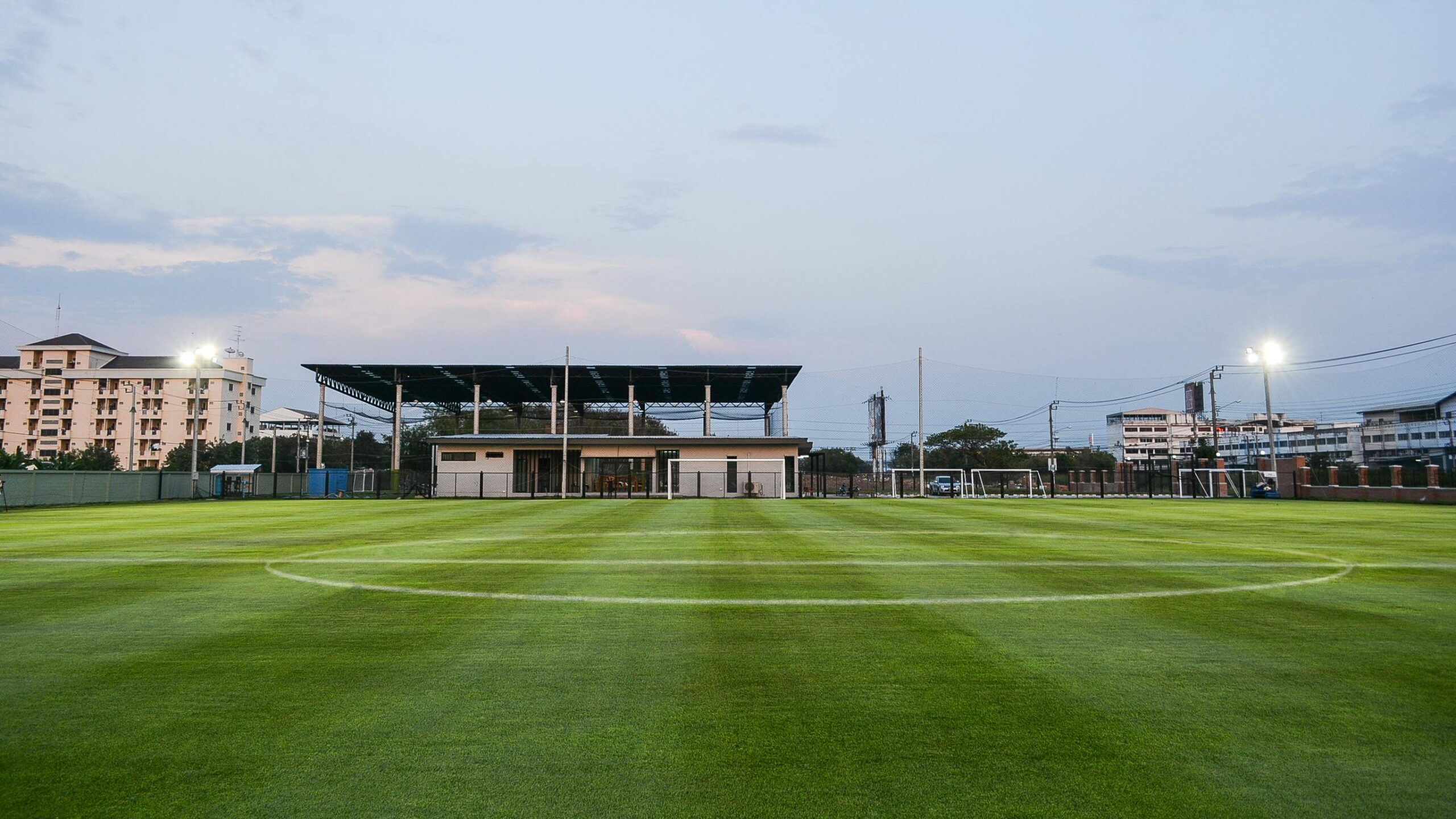 Fussball-Anlage Suvarnabhumi, Thailand, mit Kunstrasen