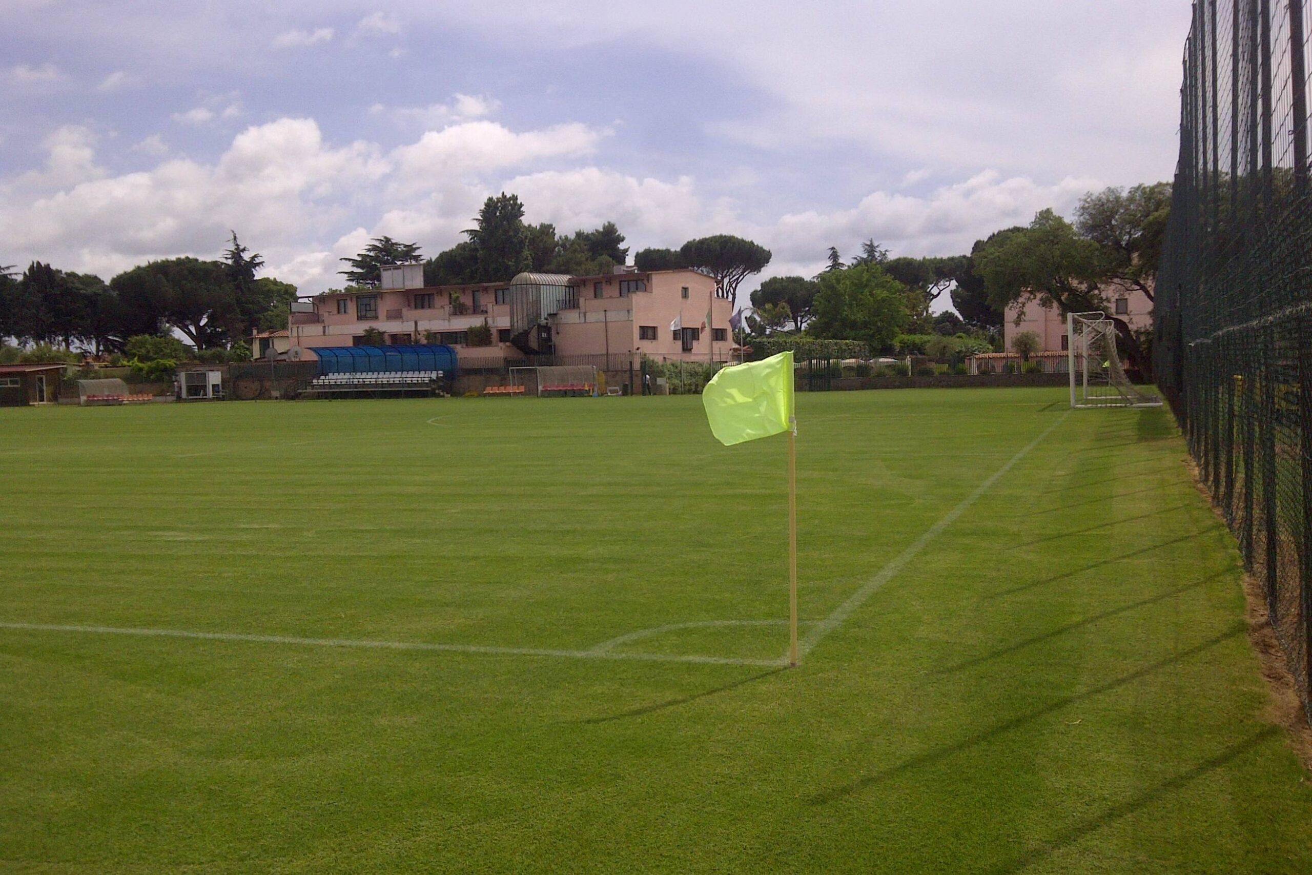 Terrain de football du Parkhotel Mancini, Italie, avec gazon naturel