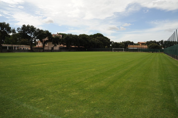 Terrain de football du Parkhotel Mancini, Italie, avec gazon naturel