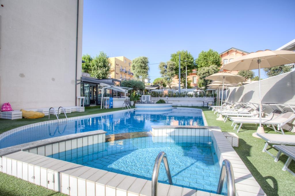 Ferretti Beach Hotel, piscine, Rimini, Italie