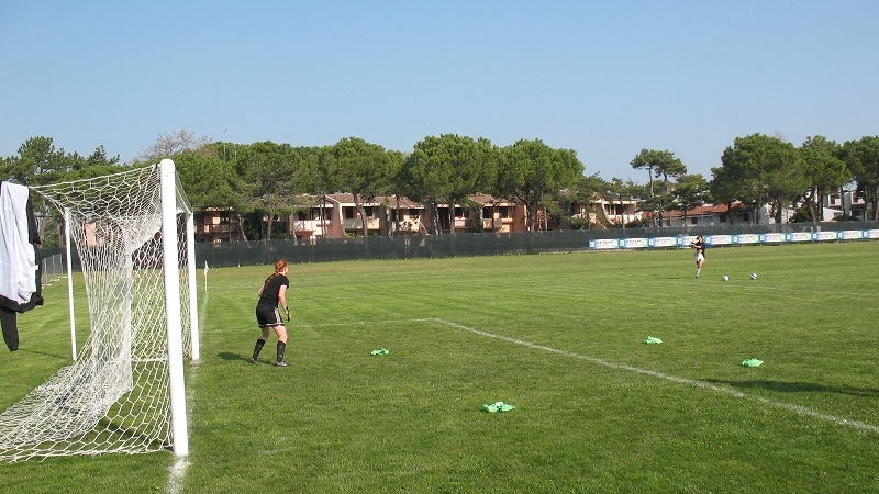 Terrain de football Bella Italia EFA Village, Italie, avec gazon naturel, près de la mer