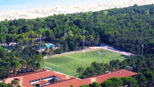 Terrain de football Bella Italia EFA Village, Italie, avec gazon naturel, près de la mer