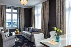 Schweizerhof-Luzern-Zimmer-Suite-Tisch