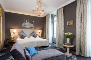 Schweizerhof-Luzern-Zimmer-Suite-Wohnzimmer