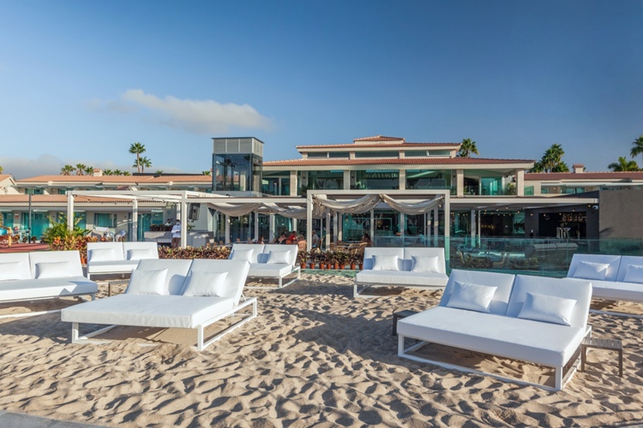 Hôtel Kumara Serenoa, chaises longues au bord de la piscine, Maspalomas, Espagne