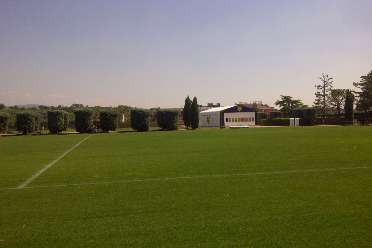 Terrain de football du Veronello Resort, Italie, avec gazon naturel
