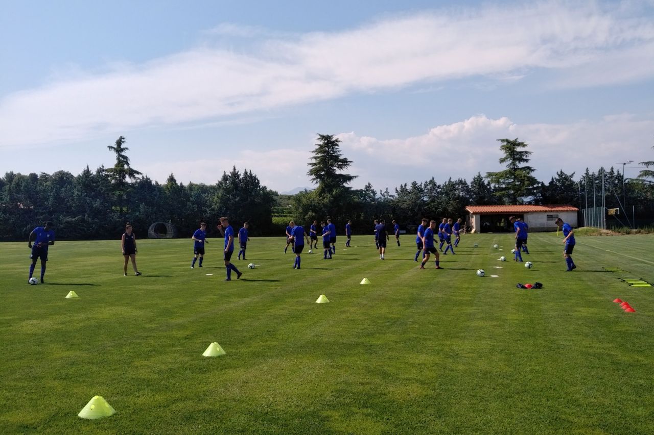 Terrain de football du Veronello Resort, Italie, avec gazon naturel