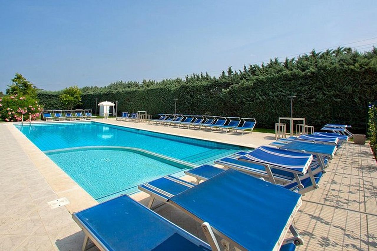 Veronello Resort, piscine, Calmasino, Italie