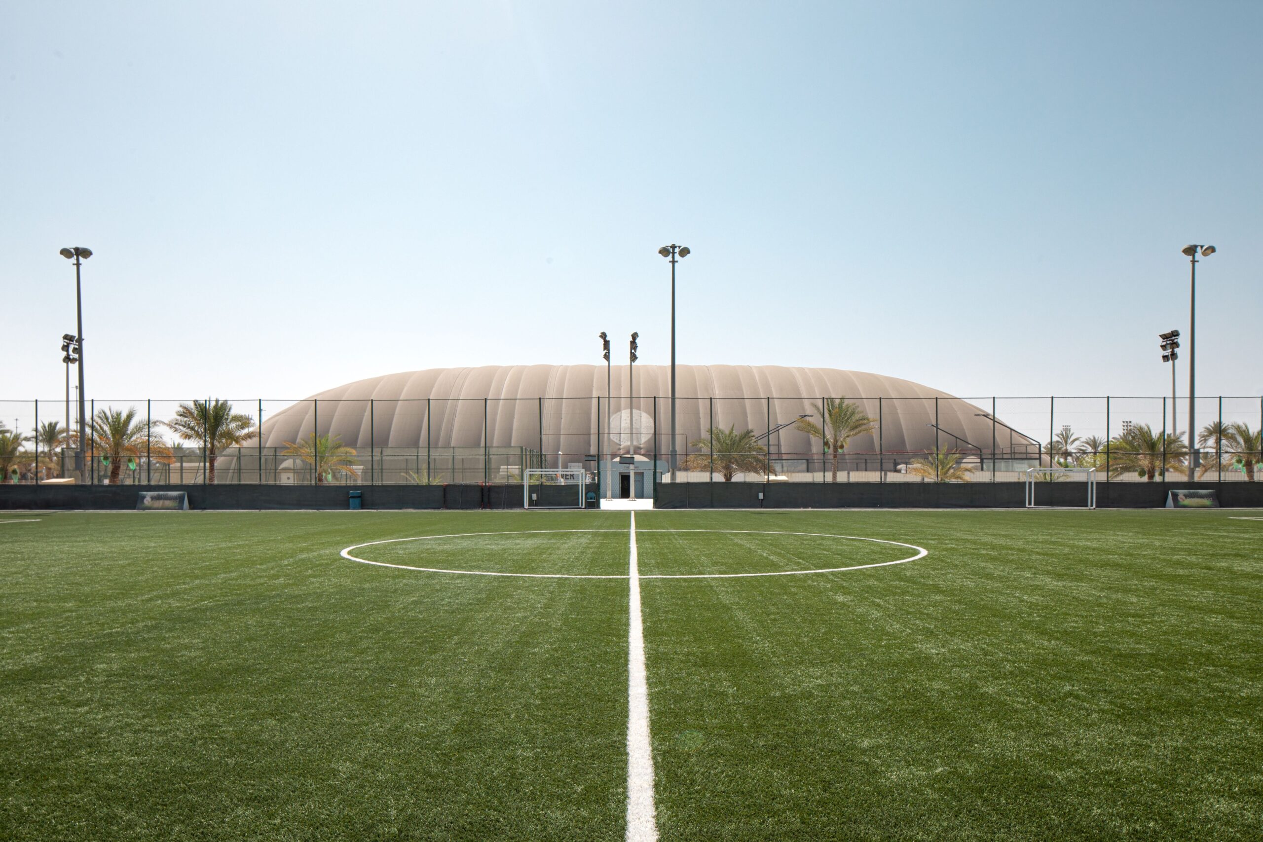 Fussball-Anlage Abu Dhabi, Vereinigte Arabische Emirate, mit Kunstrasen
