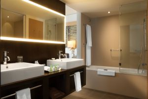 Renaissance-Zürich-Zimmer-Suite-Badezimmer