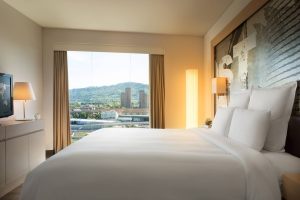 Renaissance-Zürich-Zimmer-Suite-Schlafzimmer