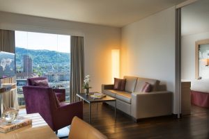 Renaissance-Zürich-Zimmer-Suite-Wohnzimmer