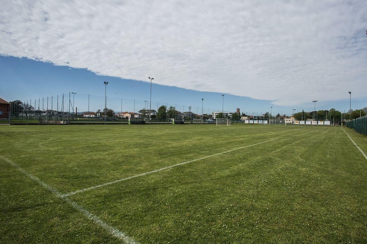 Terrain de football de l'hôtel Cristallo, Italie, avec gazon naturel