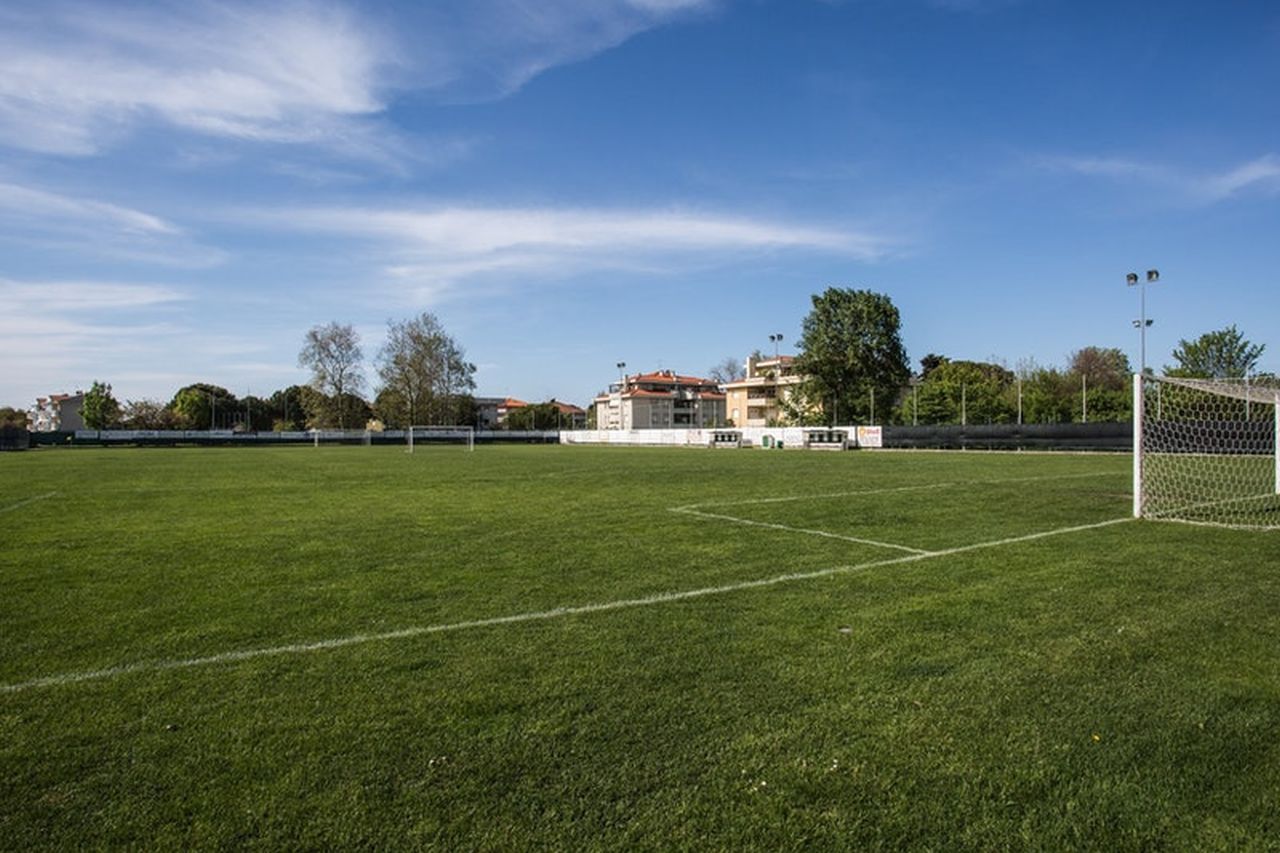 Terrain de football de l'hôtel Cristallo, Italie, avec gazon naturel