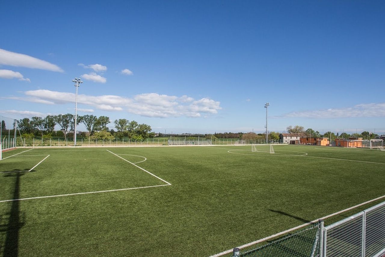 Terrain de football de l'hôtel Cristallo, Italie, avec gazon naturel