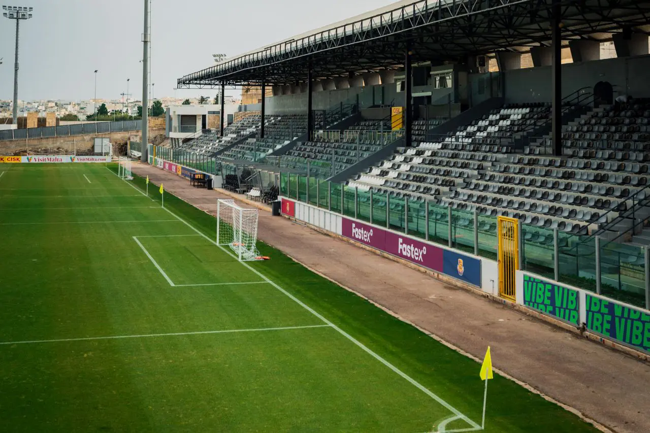 Terrain de football Marsa, Malte, avec gazon naturel, près de la mer