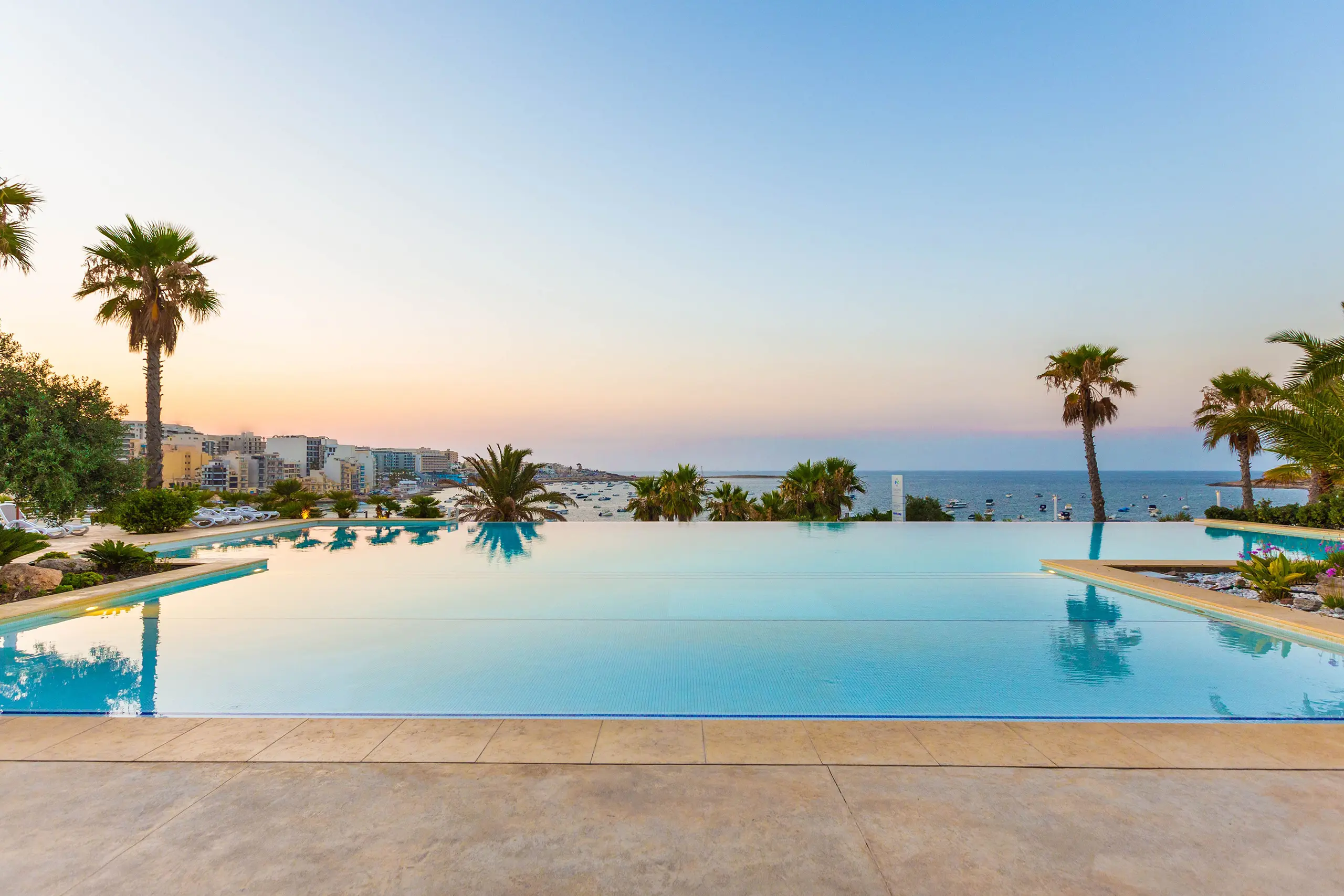 Salini Resort, piscine à débordement, baie de Salini, Malte