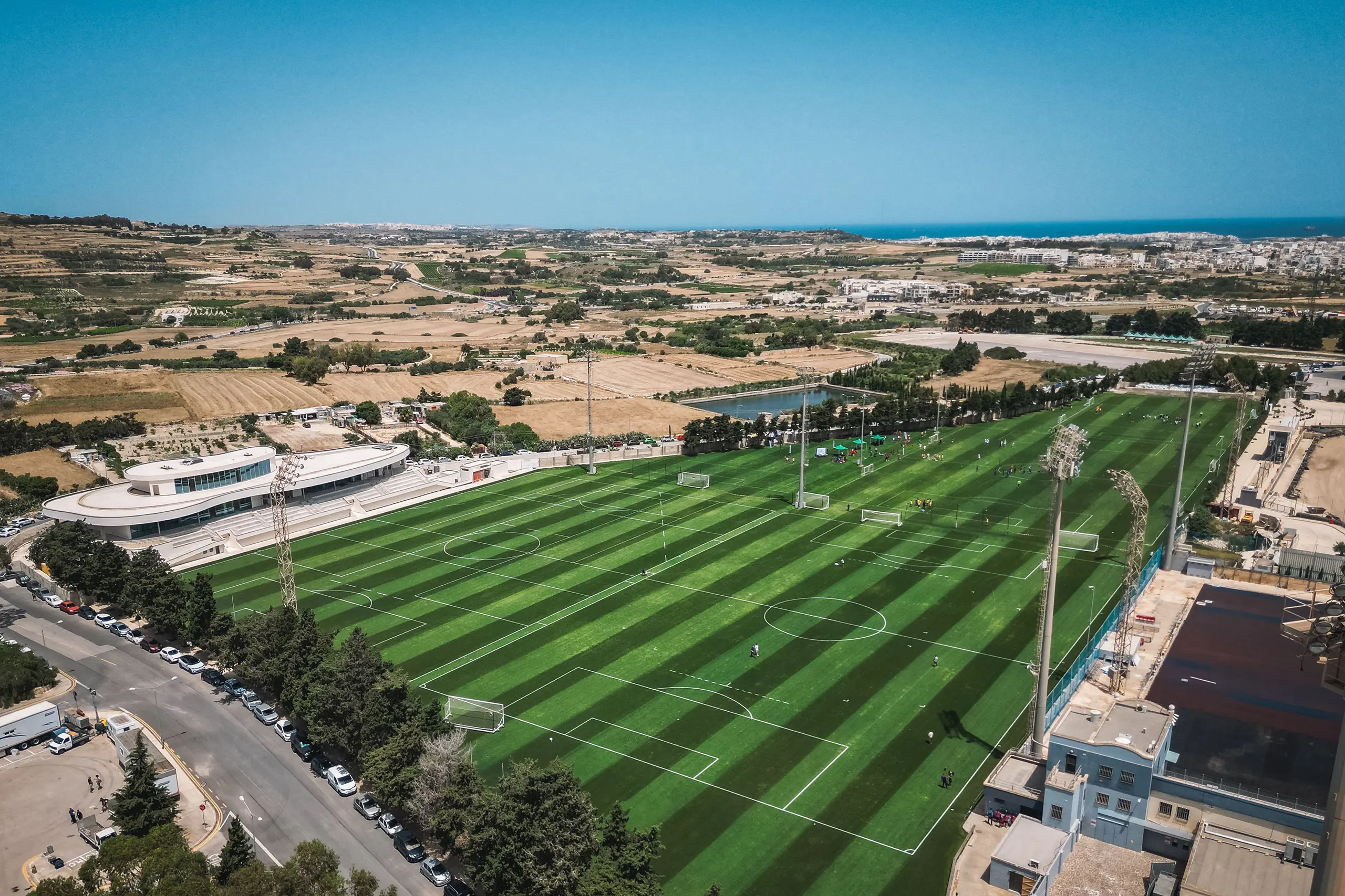 Terrain de football Ta’ Qali, Malte, avec gazon naturel, près de la mer