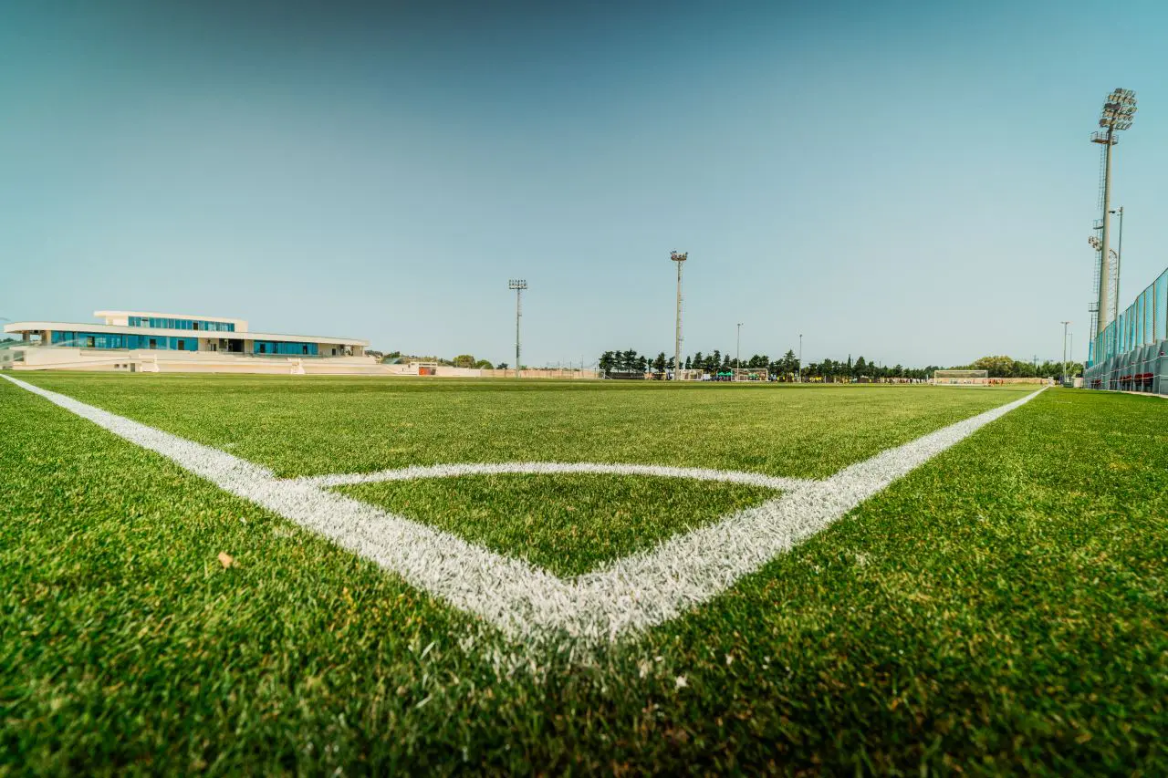 Terrain de football Ta’ Qali, Malte, avec gazon naturel, près de la mer