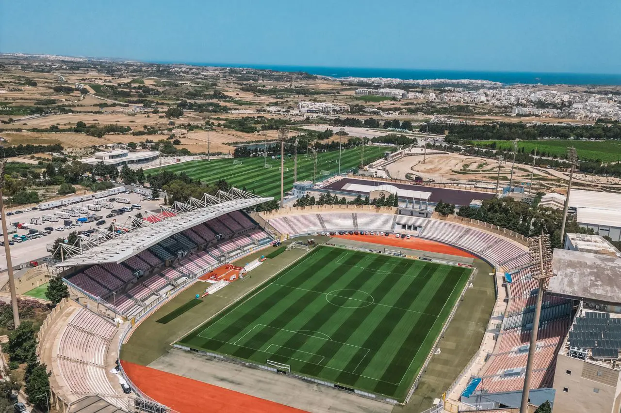 Terrain de football Ta’ Qali, Malte, avec gazon naturel, près de la mer