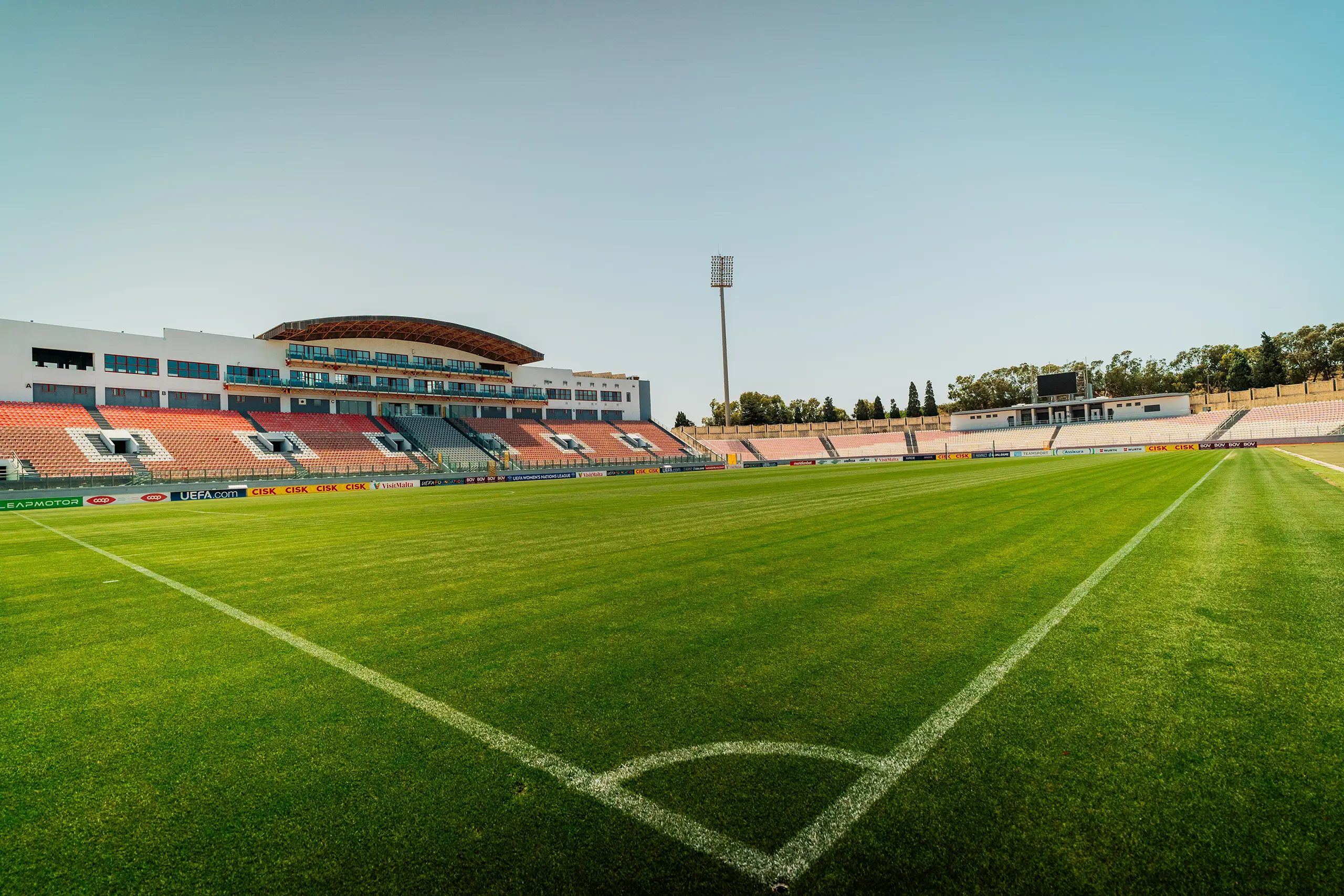 Terrain de football Ta’ Qali, Malte, avec gazon naturel, près de la mer