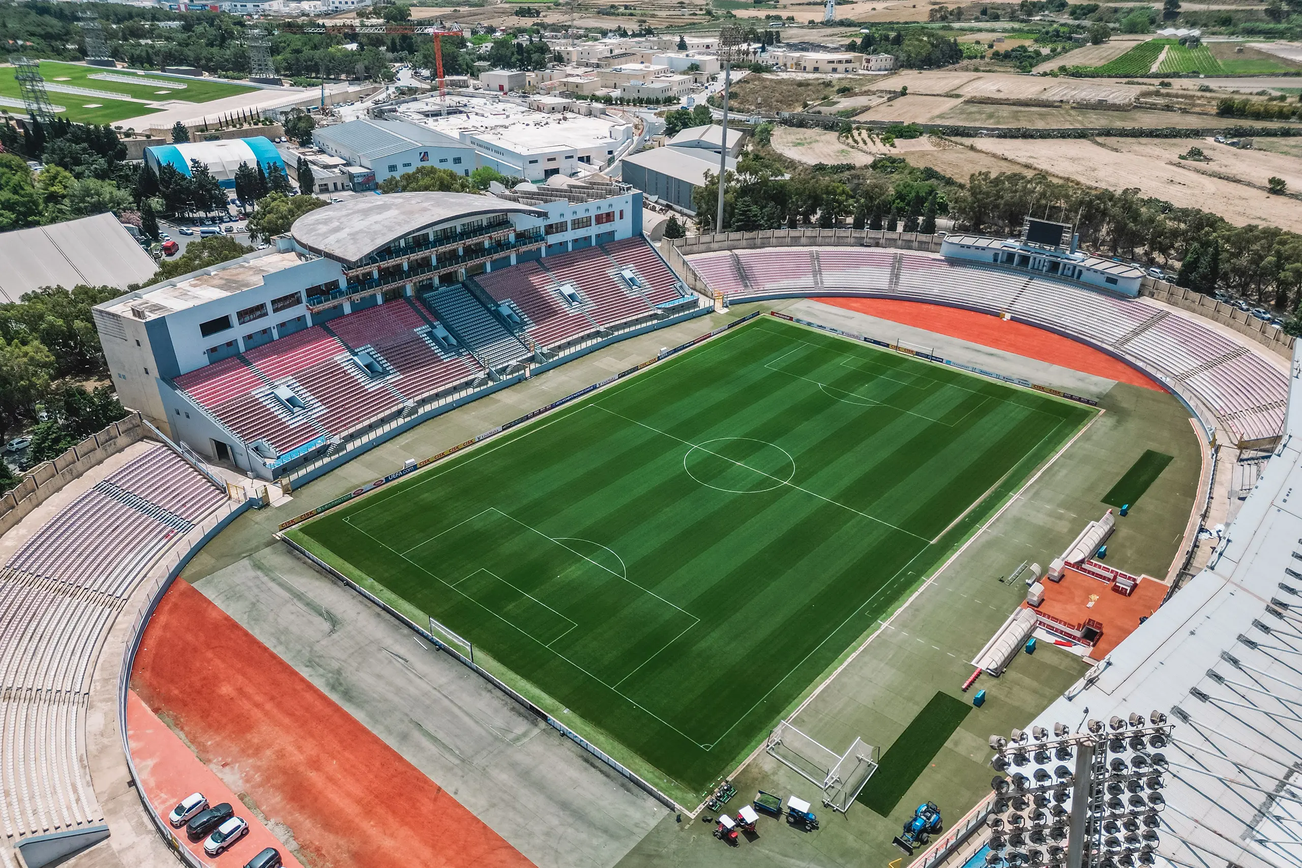 Terrain de football Ta’ Qali, Malte, avec gazon naturel, près de la mer