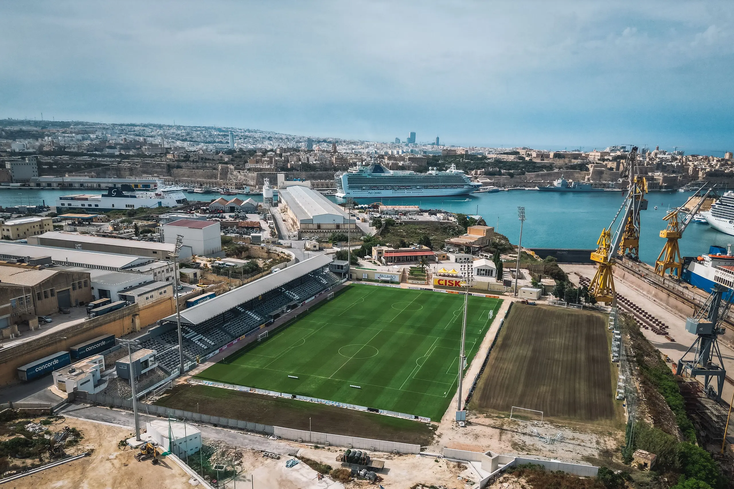 Terrain de football Marsa, Malte, avec gazon naturel, près de la mer