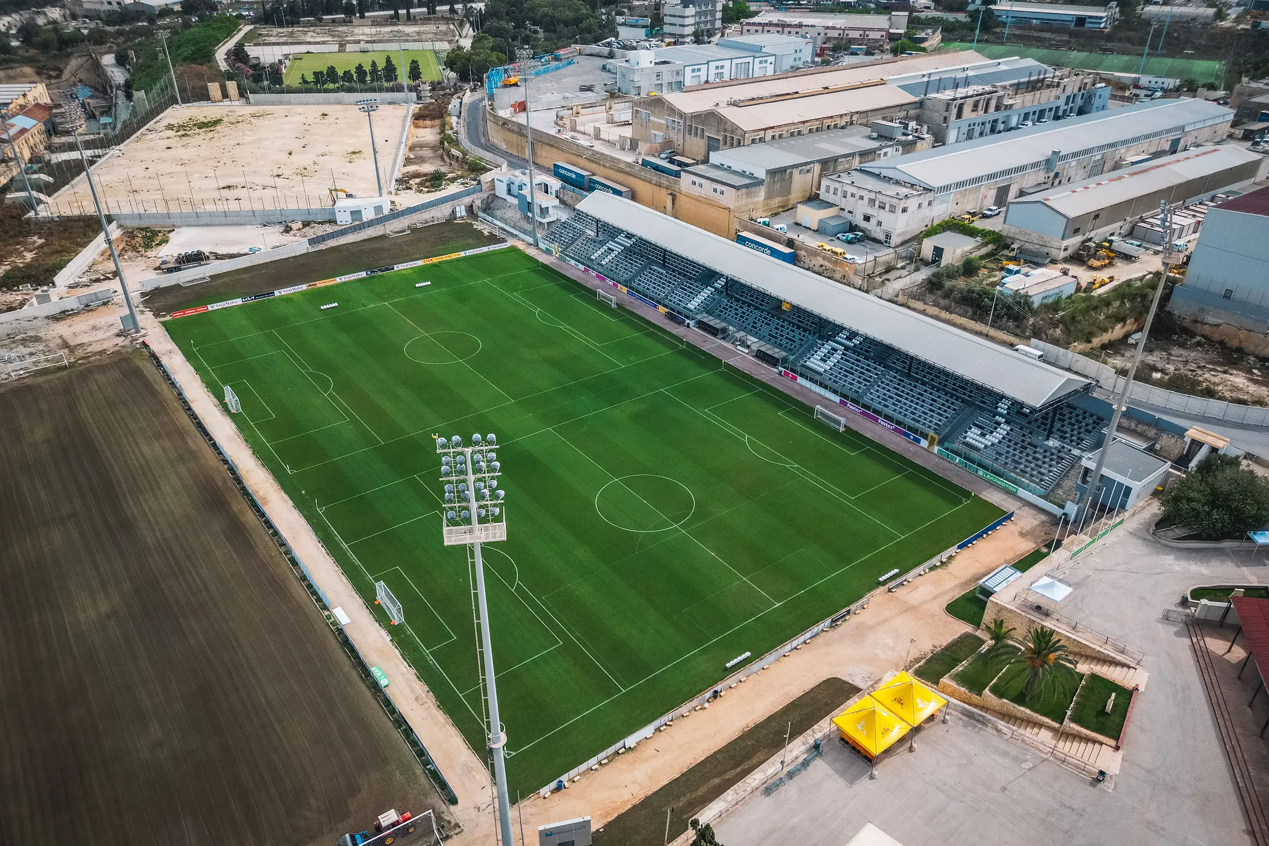 Terrain de football Marsa, Malte, avec gazon naturel, près de la mer