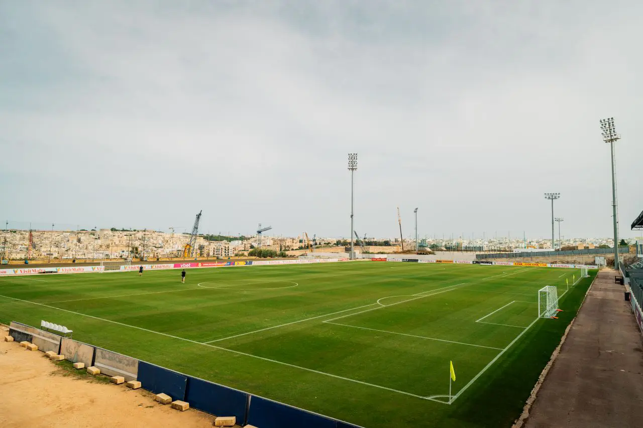 Terrain de football Marsa, Malte, avec gazon naturel