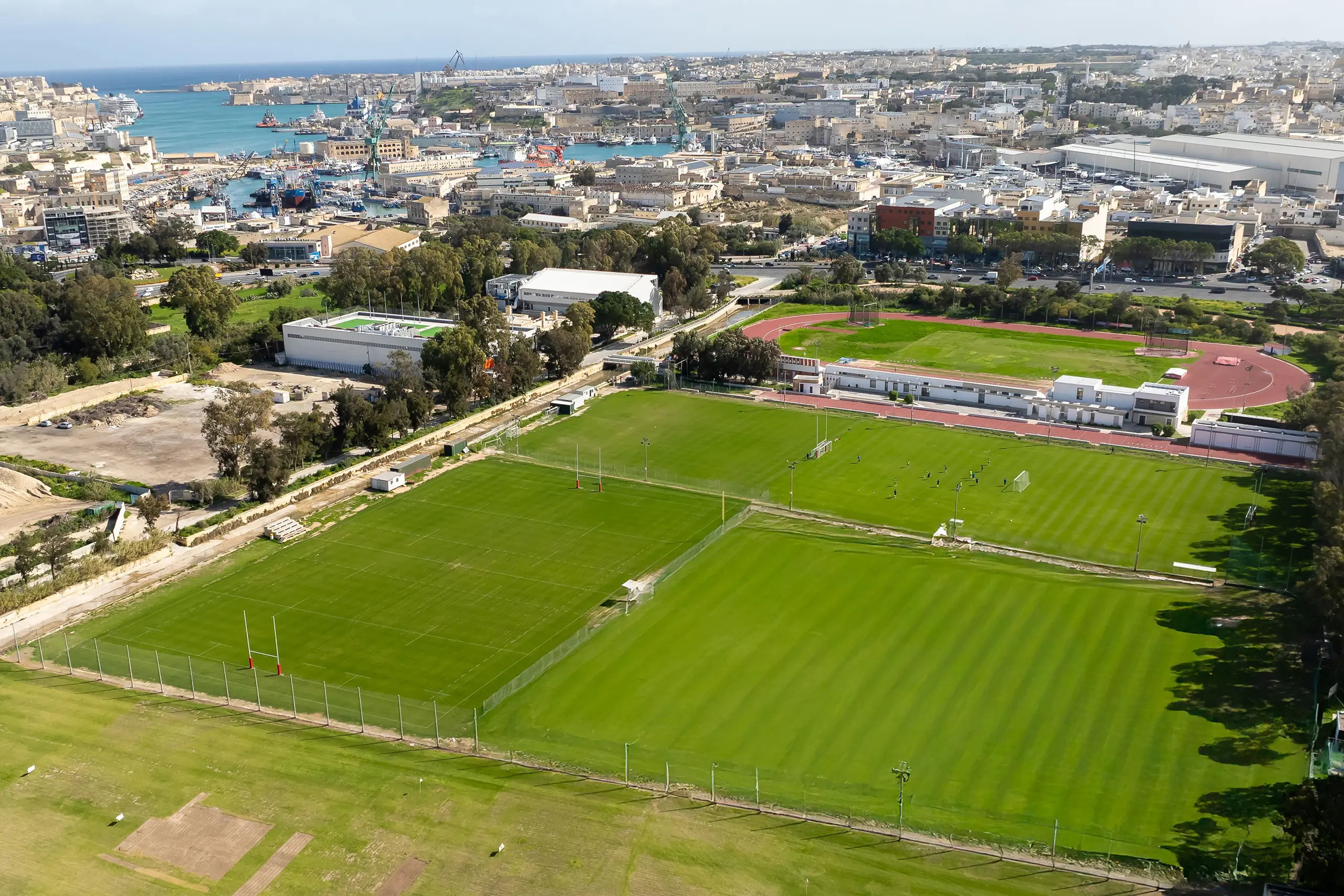 Terrain de football Marsa, Malte, avec gazon naturel, près de la mer