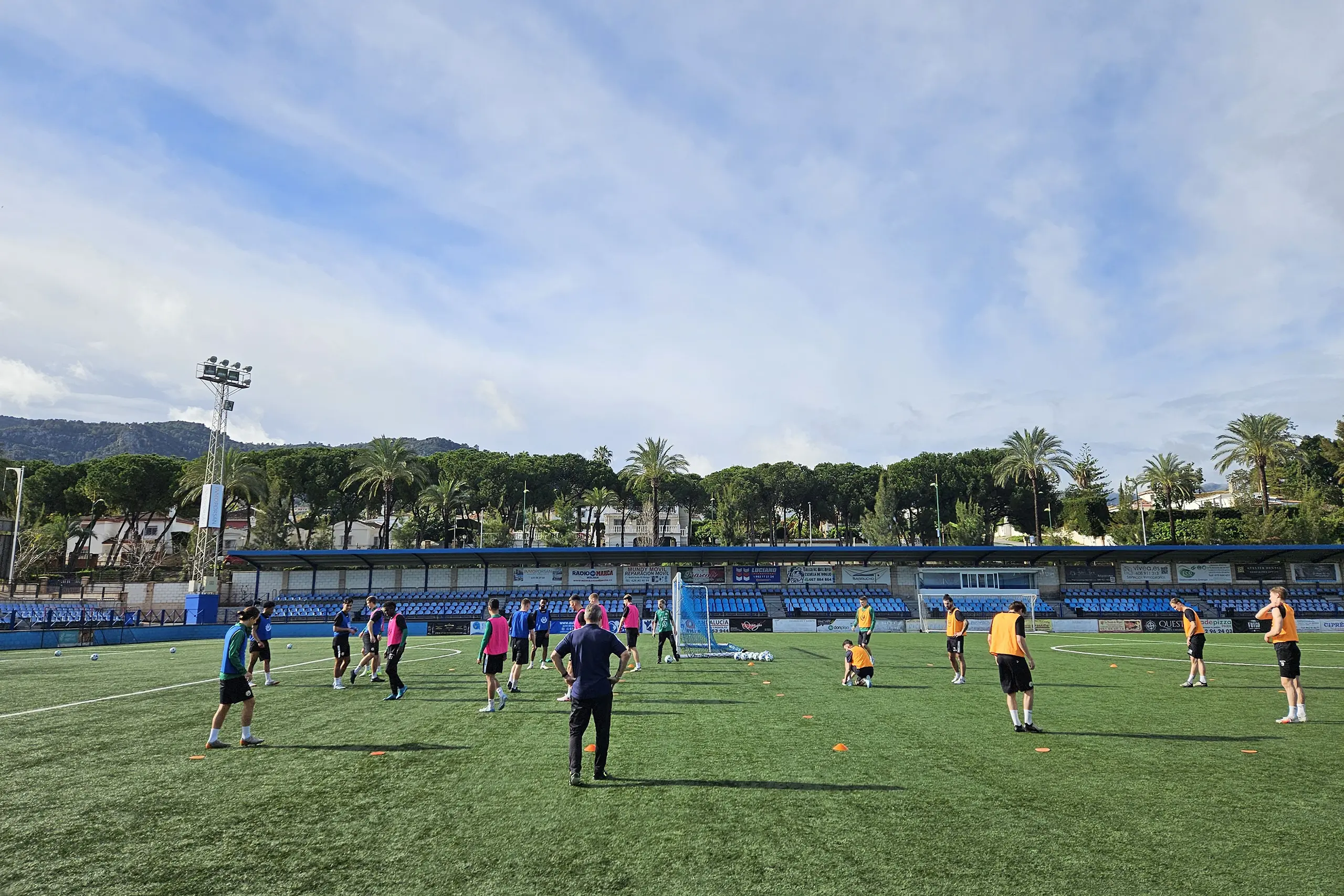 Estadio Los Manantiales, Espagne, avec gazon artificiel, près de la mer