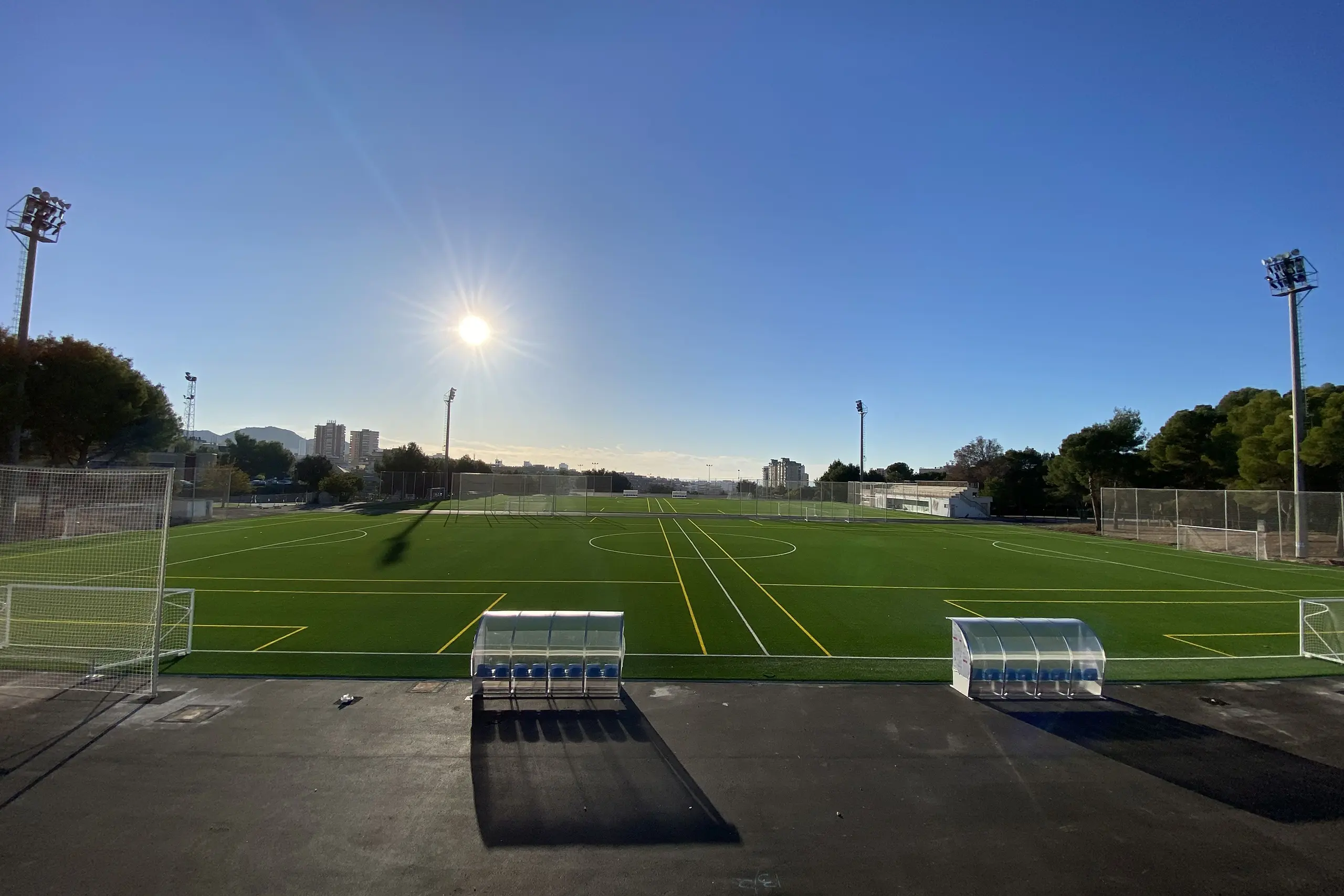 Fussball-Anlage Foietes, Spanien, mit Kunstrasen, nähe Meer
