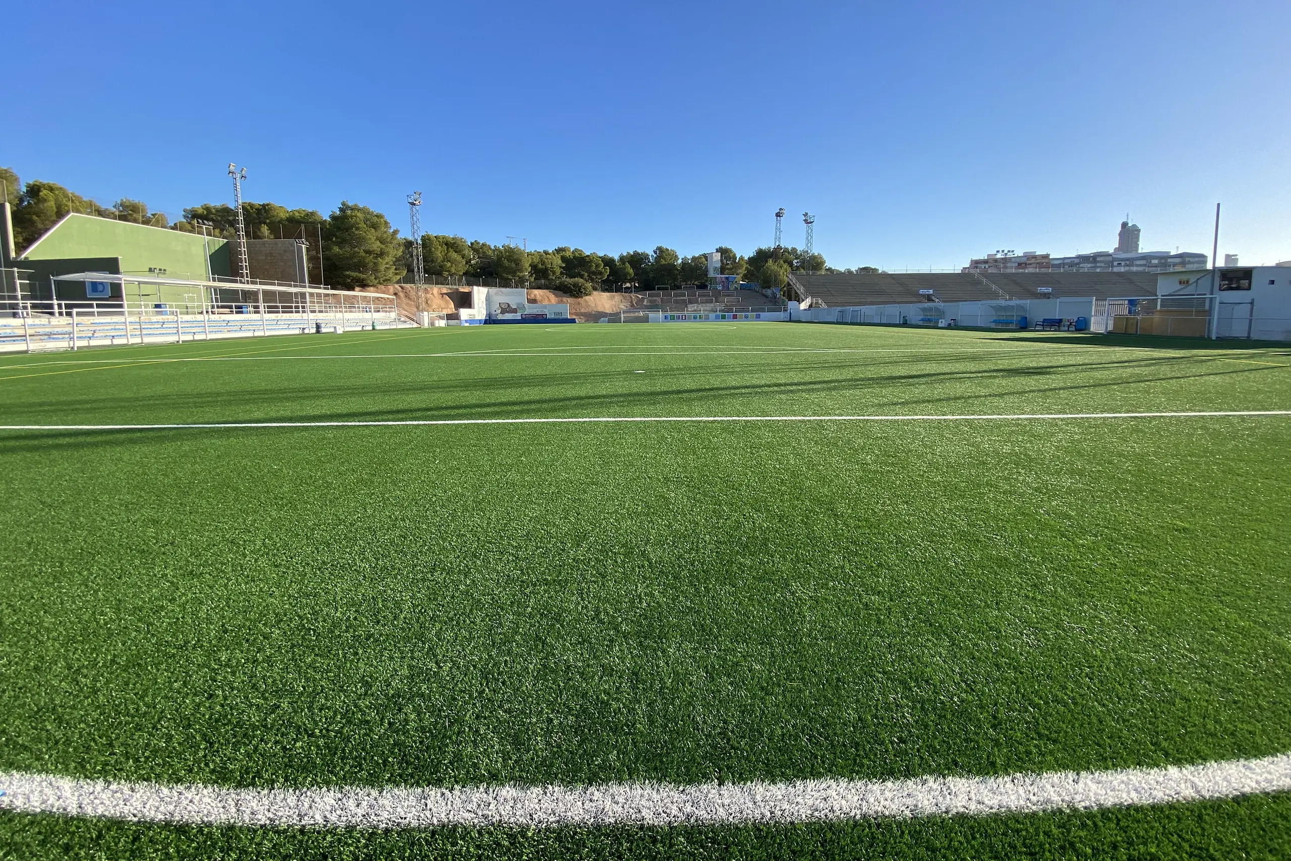 Fussball-Anlage Foietes, Spanien, mit Kunstrasen, nähe Meer