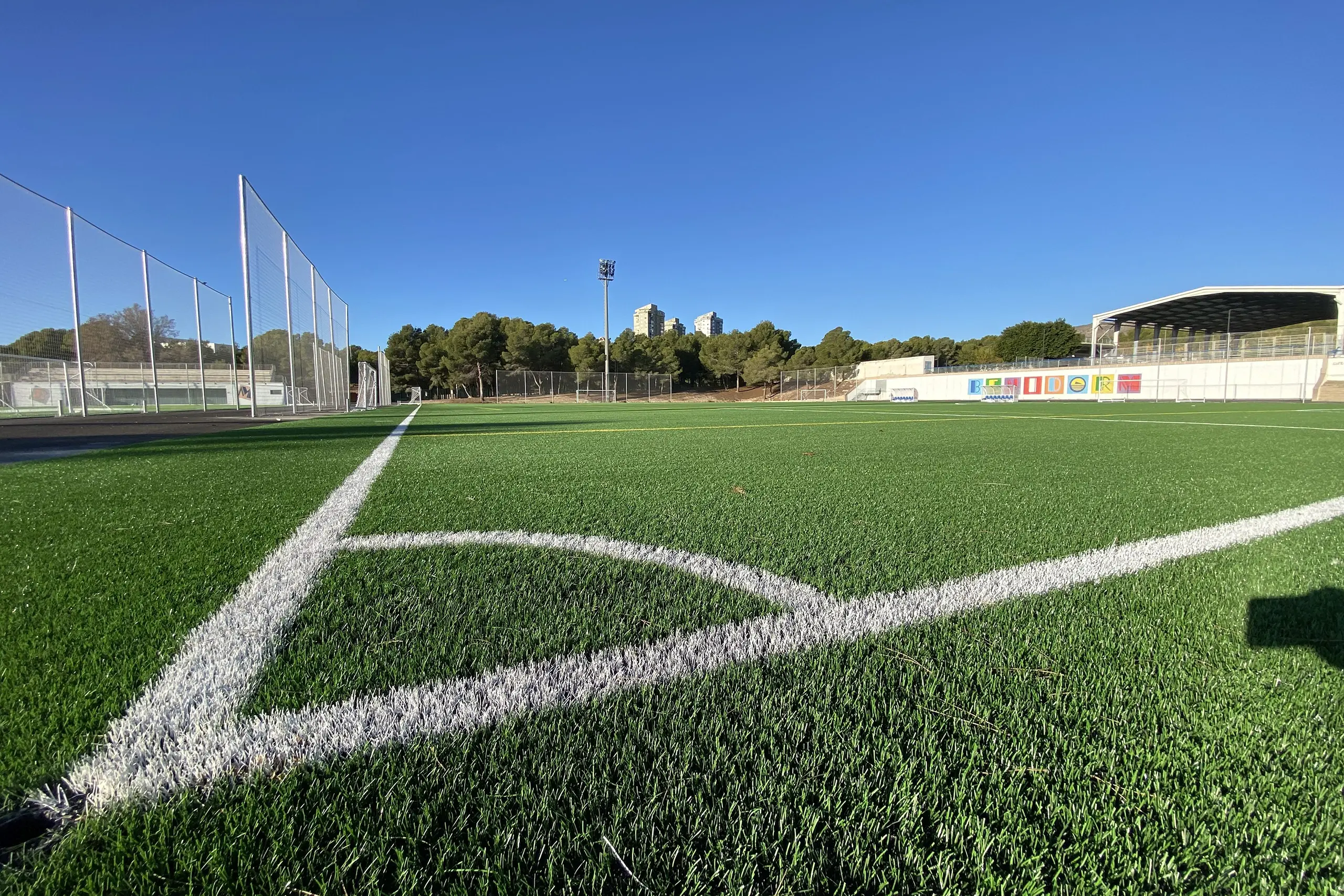 Fussball-Anlage Foietes, Spanien, mit Kunstrasen, nähe Meer