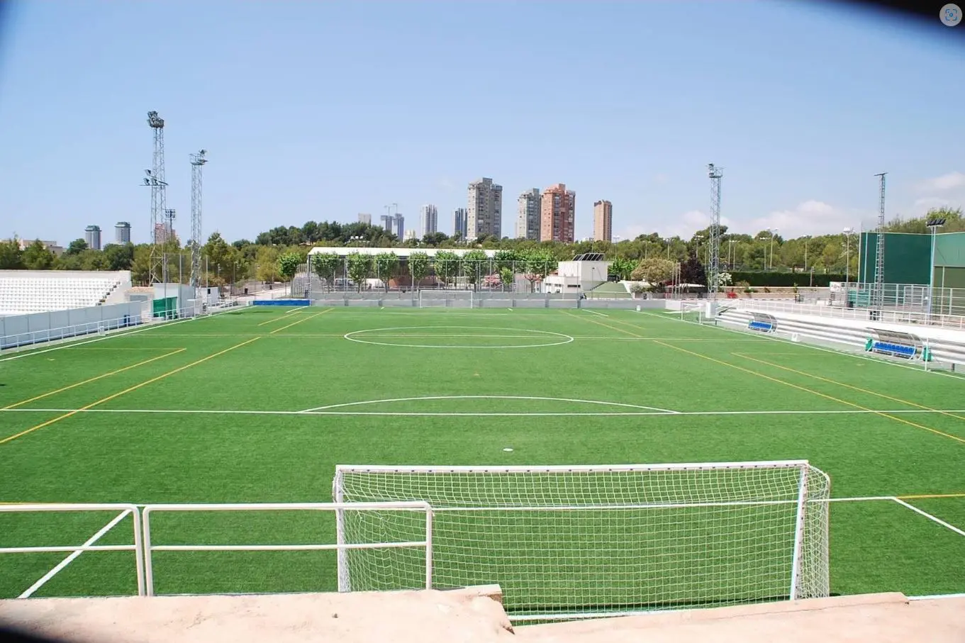 Fussball-Anlage Foietes, Spanien, mit Kunstrasen, nähe Meer