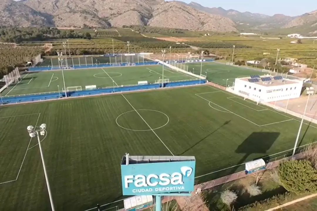 Fussball-Anlage FACSA Sports City, Spanien, mit Kunstrasen, nähe Meer