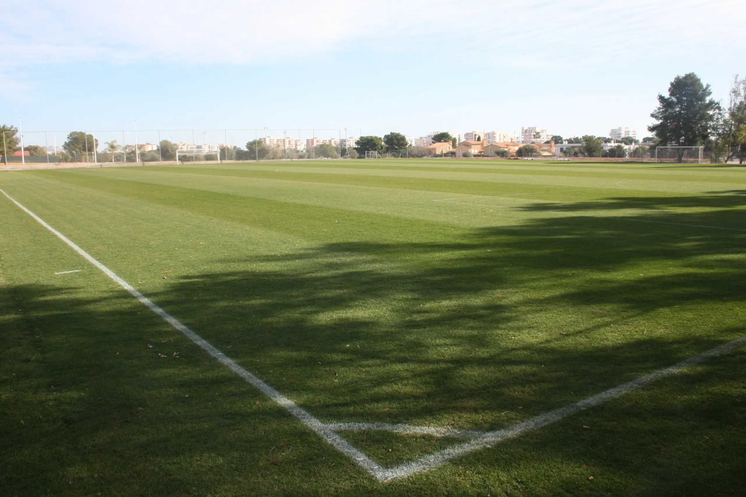 Fussball-Anlage FACSA Sports City, Spanien, mit Kunstrasen, nähe Meer