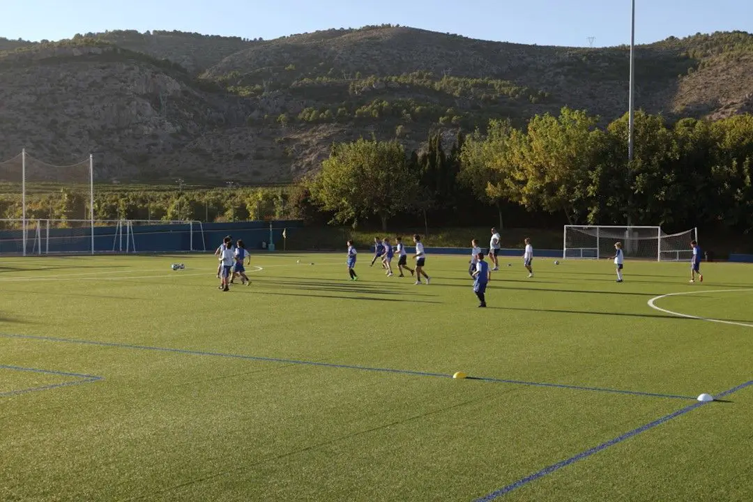 Fussball-Anlage Intelier Bonaire, Spanien, mit Kunstrasen, nähe Meer