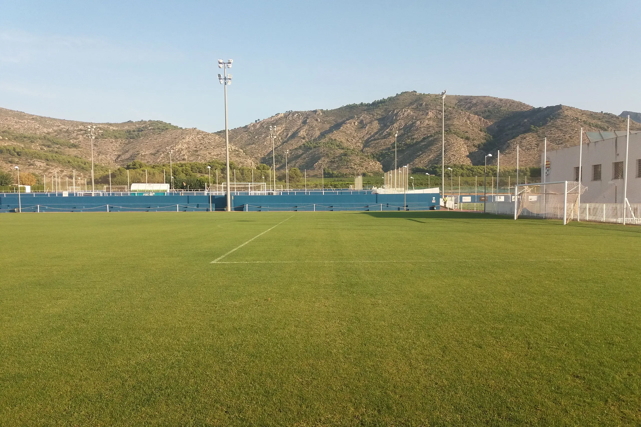 Fussball-Anlage Intelier Bonaire, Spanien, mit Naturrasen, nähe Meer