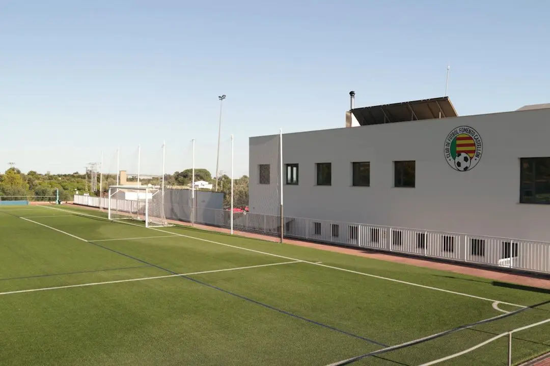 Fussball-Anlage FACSA Sports City, Spanien, mit Naturrasen, nähe Meer