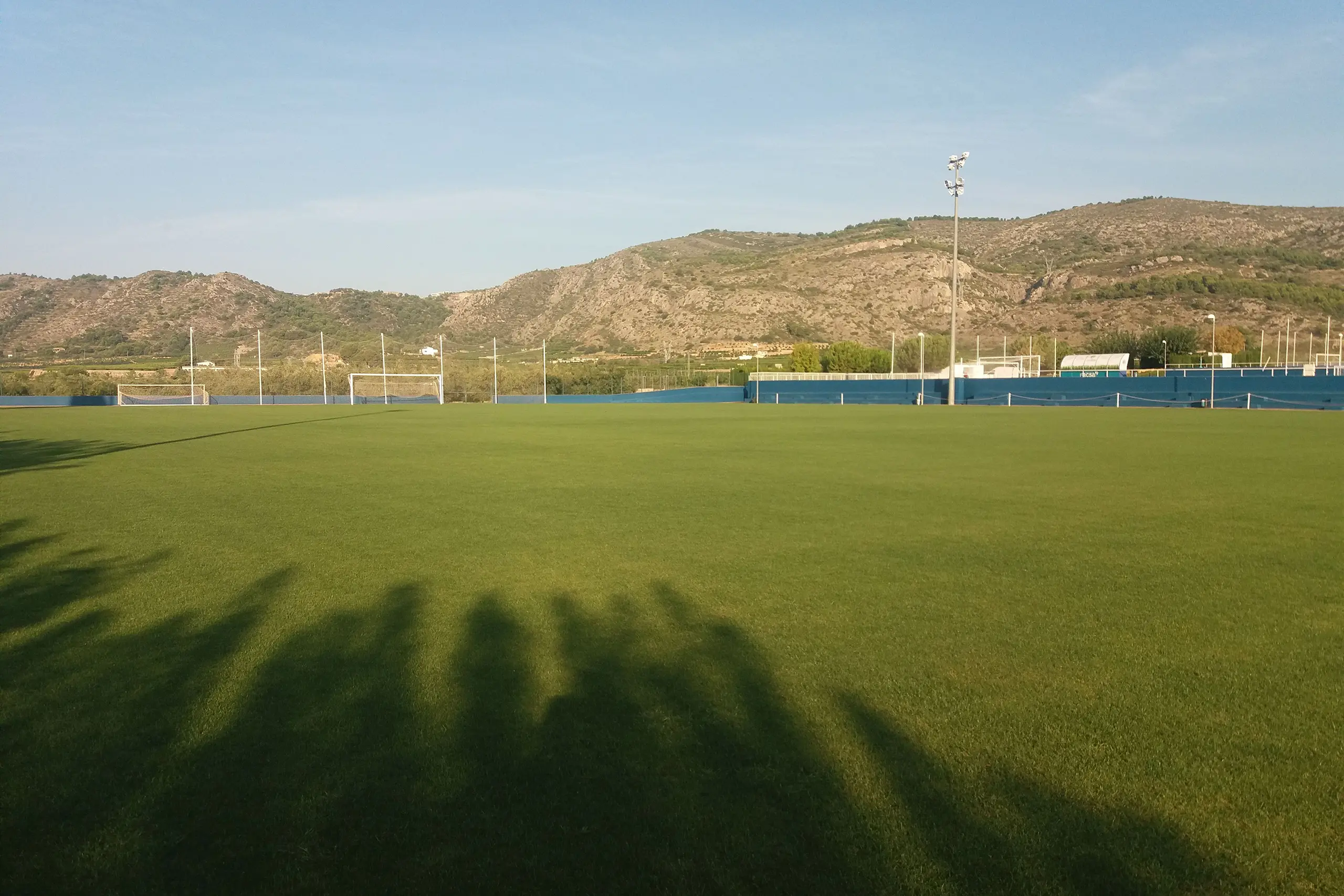 Fussball-Anlage FACSA Sports City, Spanien, mit Naturrasen, nähe Meer