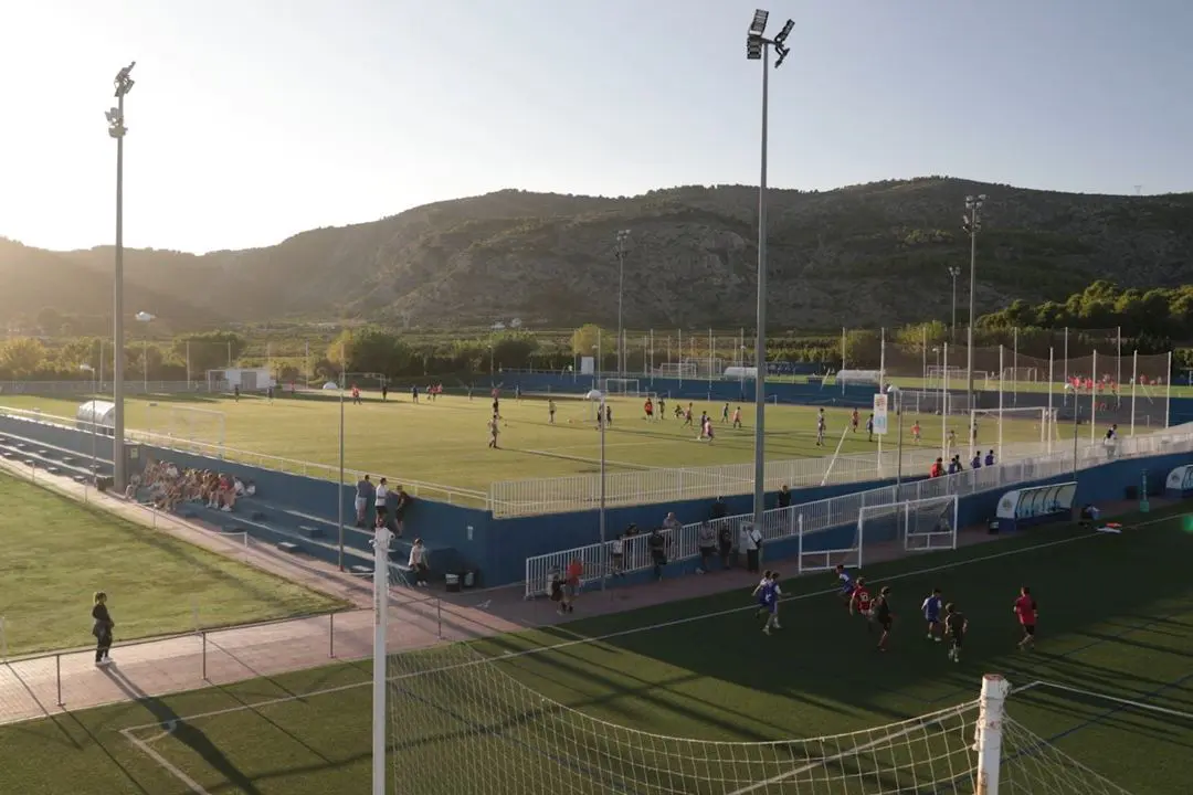 Fussball-Anlage Intelier Orange, Spanien, mit Naturrasen, nähe Meer